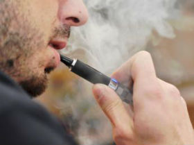 Los cigarrillos electrónicos causan el mismo perjuicio a los fumadores pasivos que el tabaco