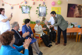 El delegado de la Junta traslada la felicitación del Gobierno regional a Concepción Orea, centenaria de la residencia “Los Girasoles” de Jadraque 