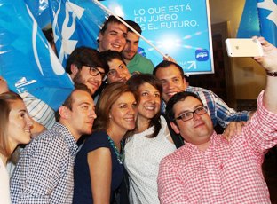 Cospedal en la pegada de cartelesl: El PP ofrece seguir trabajando por el futuro y la creación de empleo