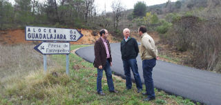 Más de un millón de euros invertidos en arreglar las carreteras de Alocén-El Olivar, Albares-Pozo de Almoguera y Fuentelahiguera