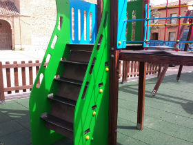 El parque infantil de la Plaza Mayor de Alovera ya está abierto al público