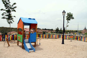 Nuevo parque infantil en la Avenida del Encinar de Quer