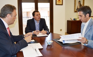 El delegado de la Junta y el director general de Coordinación y Administración Local se reúnen con los alcaldes Illana y Yebra