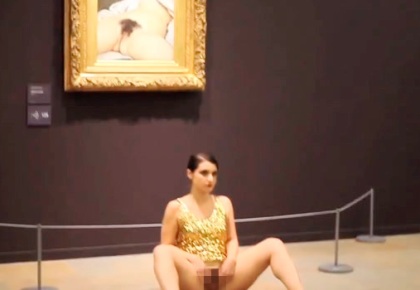 Una artista la lía en el Orsay de París mostrando su sexo delante de un cuadro