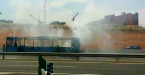 Dos horas cortada la A2 dirección Zaragoza por el incendio de un autobús