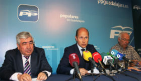 De izda a dcha Gregorio Villamil Javier del Río y Maximo Santos en una rueda de prensa anterior