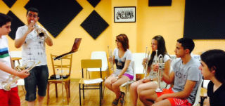 Notas musicales surgen estos días de cualquier rincón briocense