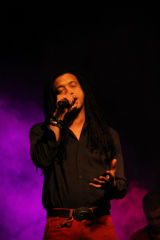 El artista cubano Emilio Ibáñez encandiló a Viana de Mondéjar con sus Cantos de ida y vuelta