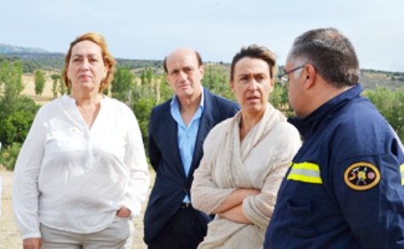 La consejera informa que el perímetro de trabajo del incendio de Aleas es de 1.500 hectáreas y el de Bustares de 1.000