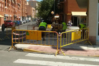 Varios peones contratados a través del Plan Municipal de Empleo trabajando en la acera de la calle Cuenca. Fotografía: Ayuntamiento de Azuqueca de Henares