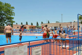 La piscina de verano de Azuqueca suma esta temporada cerca de 16.200 bañistas