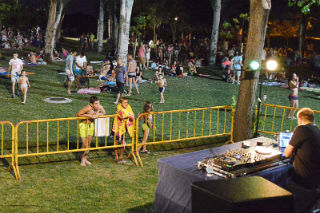 La fiesta ibicenca del programa 'Viernes a la luna' de Azuqueca reunió a más de mil personas en la piscina de verano