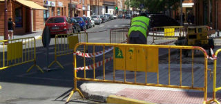 Uno de los peones contratados a través del Plan Municipal de Empleo. Fotografía: Álvaro Díaz Villamil / Ayuntamiento de Azuqueca de Henares