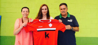 En la imagen aparece Aida con la camiseta del Kutxabank, junto con los miembros de la junta directiva del club: José Manuel Molina y Nieves Díaz.