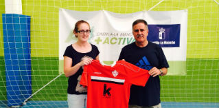 En la imagen aparece Eva junto con José Manuel Molina, directivo del club, con la camiseta del equipo. 