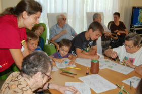 Los niños de la Ludoteca de Verano de Cifuentes comparten juegos con los mayores del municipio