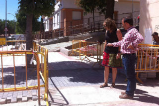 El alcalde y la concejala de Urbanismo, en una visita a las obras en la calle San Miguel. Fotografía: Ayuntamiento de Azuqueca
