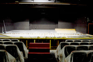 Renovación de la tarima del escenario del salón de actos de la Casa de la Cultura. Fotografía: Álvaro Díaz Villamil / Ayuntamiento de Azuqueca