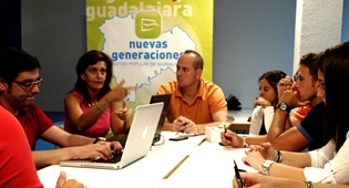 El secretario regional de NN GG asiste en Guadalajara a una mesa por el empleo junto a la senadora popular Ana González