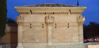 Las torrecillas exteriores de la Capilla de Luis de Lucena, detalle monumental del mes