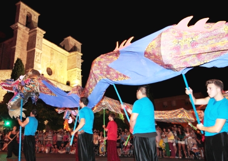 Miles de personas abarrotaron las calles de Guadalajara para contemplar el colorido Desfile de Carrozas (Foto: Foto : www.eduardobonillaruiz.com)