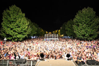 Cerca de 8.000 personas disfrutaron del concierto que Andy y Lucas ofrecieron en Valdeluz