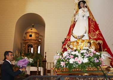 La Virgen de La Antigua recibe un manto de flores de los vecinos de Guadalajara