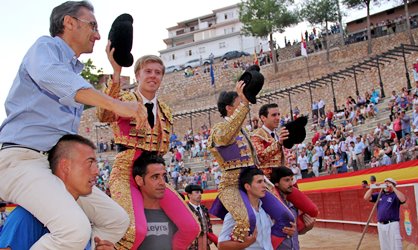 Novilleros y ganadero, por la puerta grande de La Isla en la primera de abono