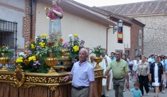 La presidenta de la Diputación participa en Viñuelas en la procesión en honor a San Ramón y la ofrenda de niños 