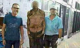 Se hace una foto con el cadáver de su tío que estaba momificado hace veinte años y lo suben a la red