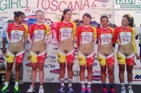 Un maillot de un equipo ciclista femenino levanta pasiones