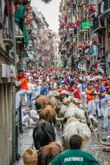 'Enfilando la Estafeta' fotografía de Rubén distinguida con el primer premio del certamen 'San Fermin 2014'