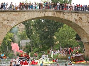 El Rule-Rule Express, con locomotora y vagón flotantes, mejor estaribel 2014