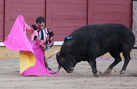 Lo mejor llegó en el quinto, que volvió a brindar al público, tras haberles ofrecido el primero. (Foto: www.eduardobonillaruiz.com)