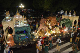 La peña La 22 gana el Desfile de Carrozas de Azuqueca con su recreación de 'Ali-Babá y los cuarenta ladrones'