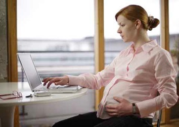 Cospedal anuncia 'Becas-Mamá' con ayuda directa, durante 24 meses, a mujeres embarazadas