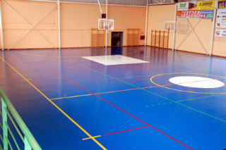 El Ayuntamiento de Yunquera acondiciona las pistas del Pabellón Polideportivo Municipal 