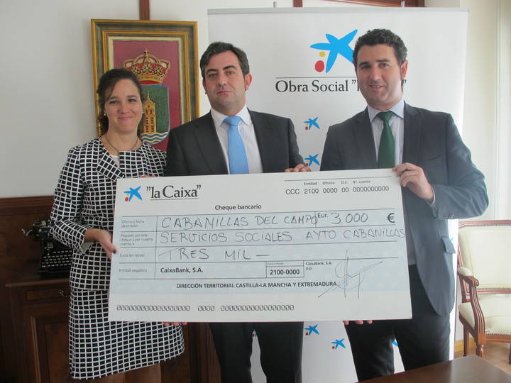 ‘La Caixa’ dona 3.000 euros al Ayuntamiento de Cabanillas para aliviar el peso de la ‘vuelta al cole’ a las familias con menos recursos