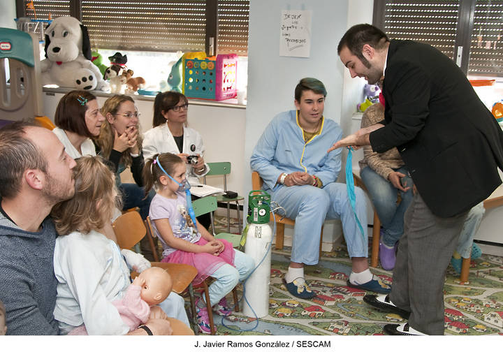 La magia llega a los niños del Hospital de Guadalajara para celebrar el Día Universal de la Infancia