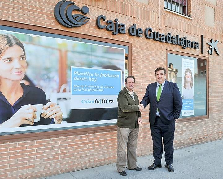 Un cliente de Guadalajara gana una pensión de un año sorteada por CaixaBank 