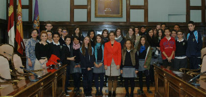 Tres grupos de escolares del Colegio Santa Ana de la capital conocen la historia y las funciones de la Diputación Provincial