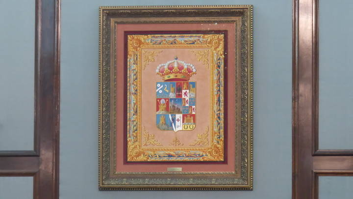 El cuadro de Sánchez-Pardo con el escudo de la Diputación luce ya en el Salón de Plenos del Palacio Provincial