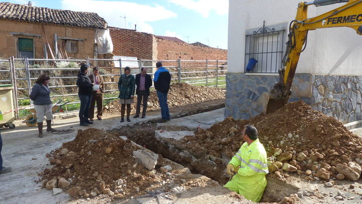 La presidenta de la Diputación se interesa por las obras de renovación de redes y pavimentación que se están ejecutando en Espinosa de Henares 