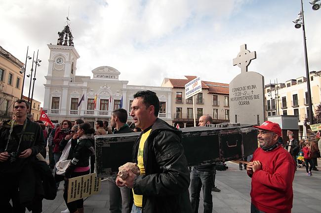 El PSOE, IU y diez asociaciones y sindicatos no consiguen reunir ni a mil personas 
