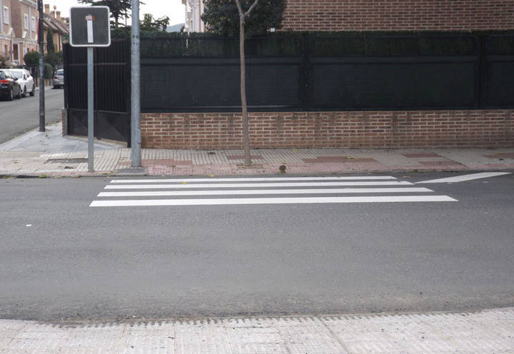 Un paso de cebra incompleto, otro ejemplo más de la dejadez de Bellido y su Gobierno, y del desinterés por Azuqueca