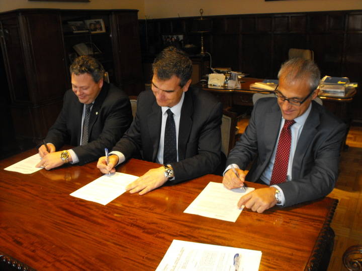 El Ayuntamiento y GlobalCaja firman el contrato para la refinanciación del préstamo del fondo para el pago a proveedores
