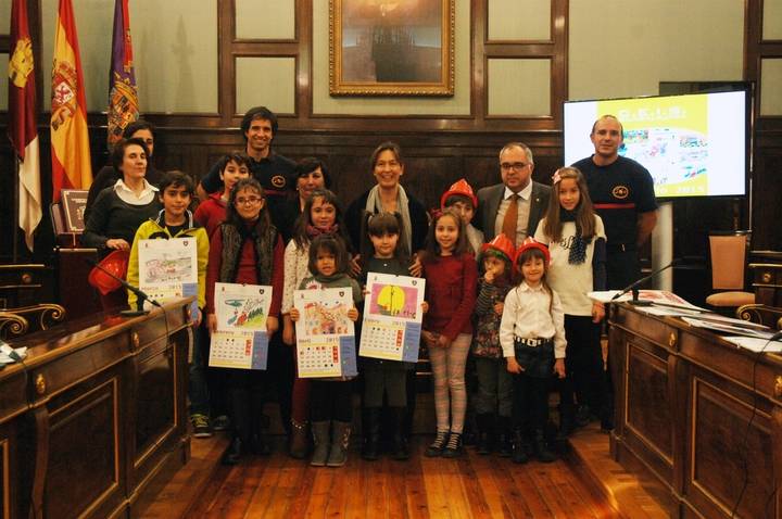 Guarinos entrega los premios de dibujo del Consorcio de Bomberos que componen los doce meses del calendario solidario