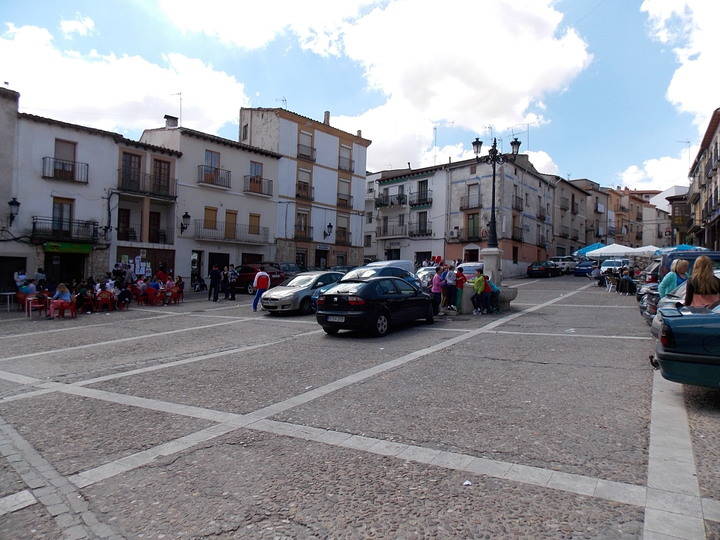 El Ayuntamiento de Horche renueva el pavimento de su emblemática Plaza Mayor