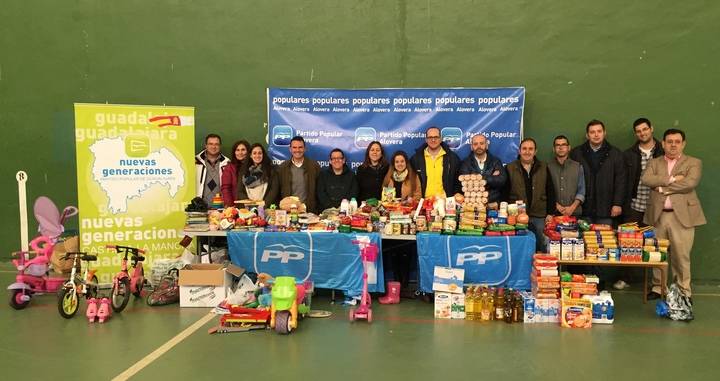 La fiesta de la solidaridad convocada por el PP de Alovera logra recoger 500 kilos de comida y un centenar de juguetes