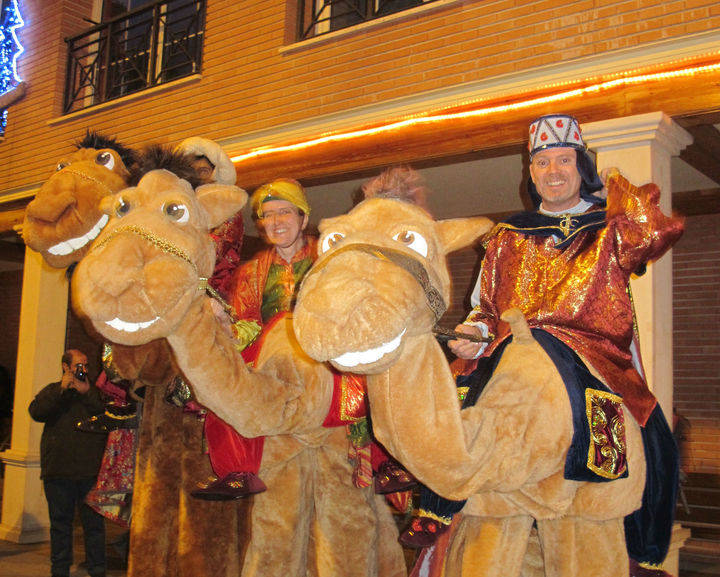 La ilusión por la llegada de los Magos de Oriente desborda Cabanillas en la noche más mágica del año
